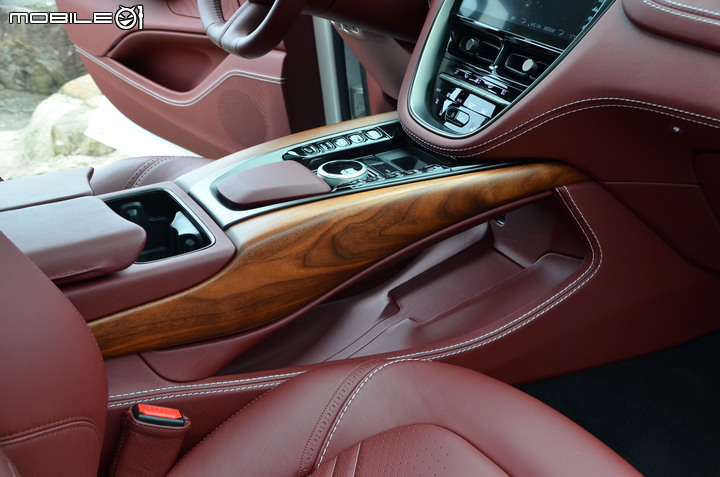 Aston Martin DBX 試駕|不向休旅框架妥協的品味座駕!
