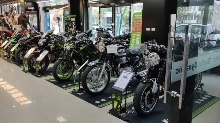 [ 蓉蓉日常 ] kawasaki Ninja 400 ❤塑鋼土可以補裂掉的水泵浦?倒個車搞這麼大條丫~