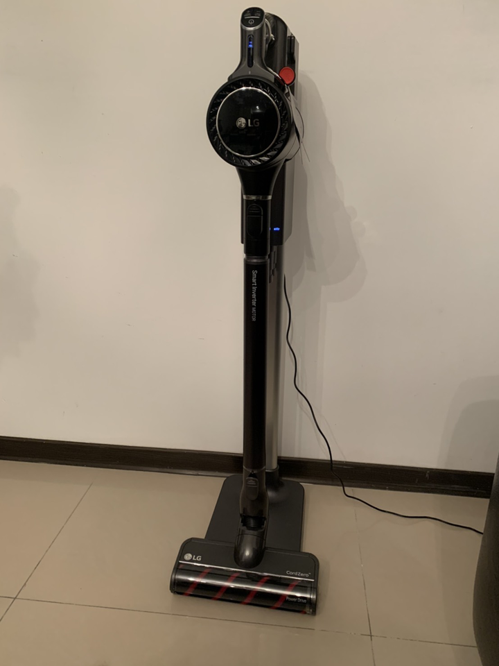 究竟「LG A9K 系列」有沒有辦法克服長毛臘腸與掉髮王的考驗,並讓潔癖媽媽打圈過關呢?