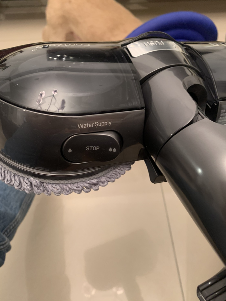 究竟「LG A9K 系列」有沒有辦法克服長毛臘腸與掉髮王的考驗,並讓潔癖媽媽打圈過關呢?
