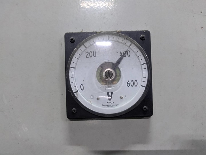 請問大樓公共區域電壓過高130v，正確處理方式?