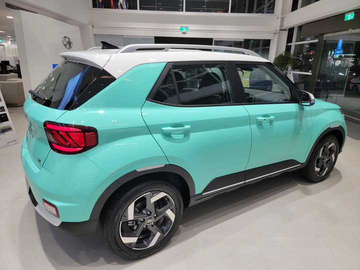 點我看大圖 Hyundai Venue「堤芬妮 · 藍」「珍妮佛 · 黃」 靜態賞車
