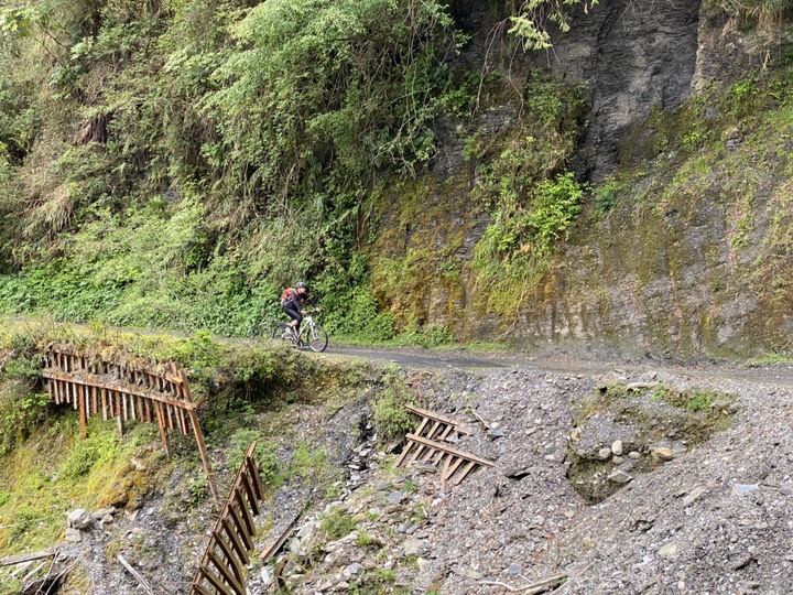 三天兩夜七彩湖越野登山車初體驗