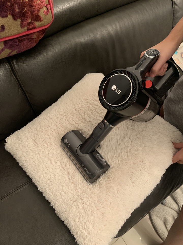 究竟「LG A9K 系列」有沒有辦法克服長毛臘腸與掉髮王的考驗,並讓潔癖媽媽打圈過關呢?