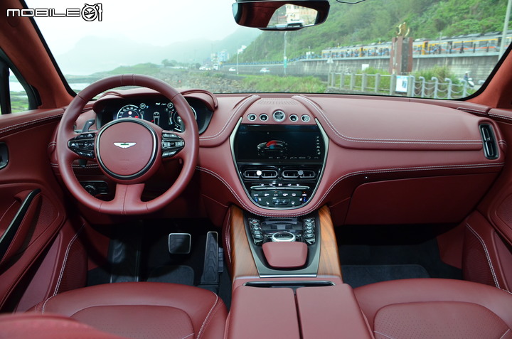 Aston Martin DBX 試駕|不向休旅框架妥協的品味座駕!