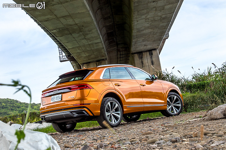 Audi Q8 55 TFSI quattro S line 試駕|霸氣懾人的旗艦休旅!