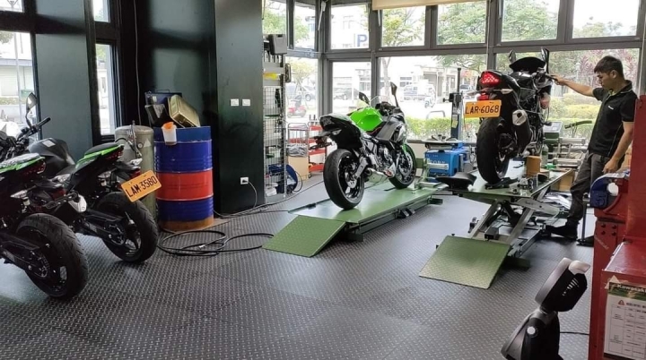 [ 蓉蓉日常 ] kawasaki Ninja 400 ❤塑鋼土可以補裂掉的水泵浦?倒個車搞這麼大條丫~