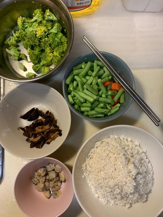 分享居家料理~特福萬用鍋自製蛤蜊精+蛤蜊炊飯