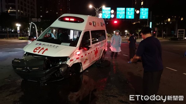 信義區松仁路救護車車禍！車上傷者割腕輕生又遭撞急轉車送醫