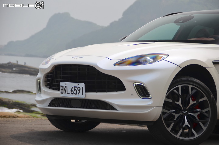 Aston Martin DBX 試駕|不向休旅框架妥協的品味座駕!