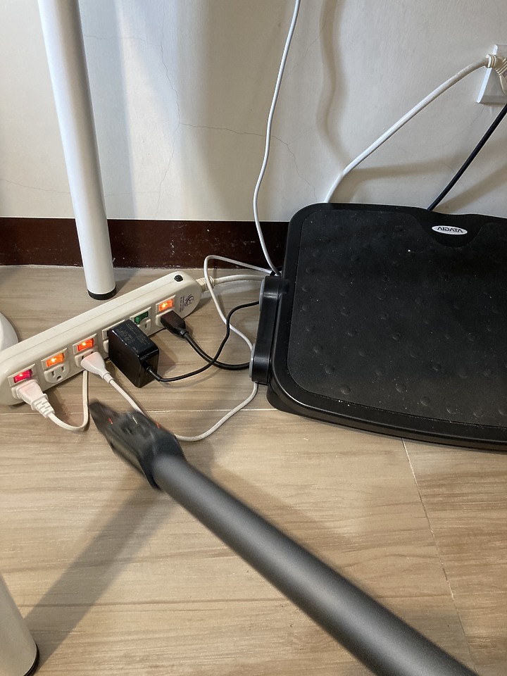 從有線進化到無線| 完美配重的Panasonic MC-BJ990無線吸塵器，還我一整天美麗心情