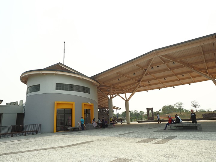 官田 西拉雅國家風景區管理處暨遊客中心 — 在草坡上奔跑的鹿群