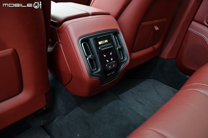 Aston Martin DBX 試駕|不向休旅框架妥協的品味座駕!