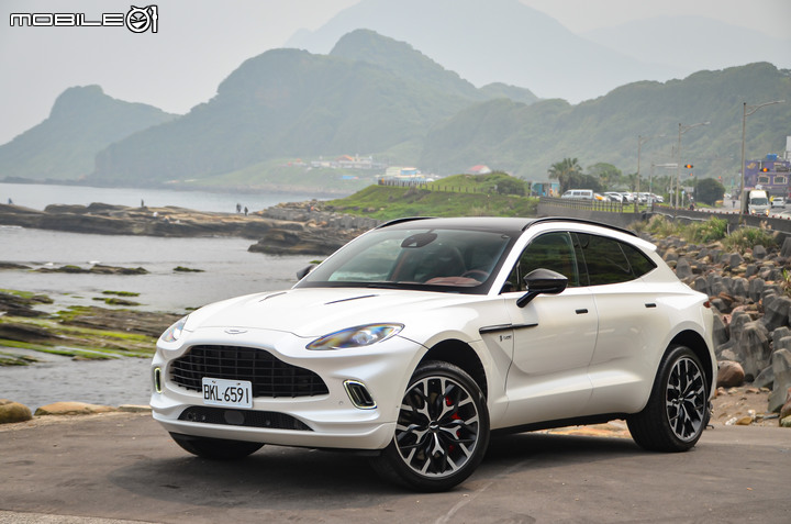 Aston Martin DBX 試駕｜不向休旅框架妥協的品味座駕！