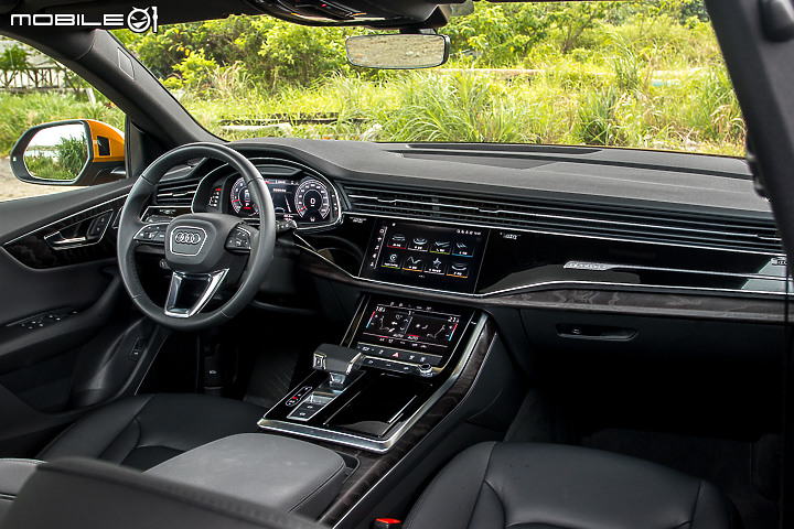 Audi Q8 55 TFSI quattro S line 試駕|霸氣懾人的旗艦休旅!