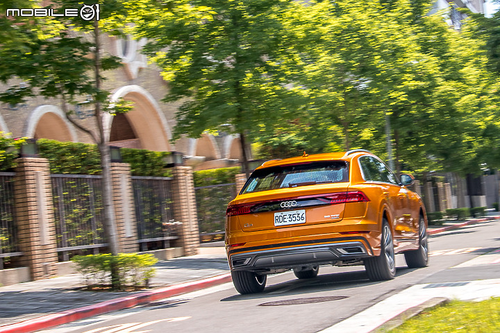 Audi Q8 55 TFSI quattro S line 試駕|霸氣懾人的旗艦休旅!