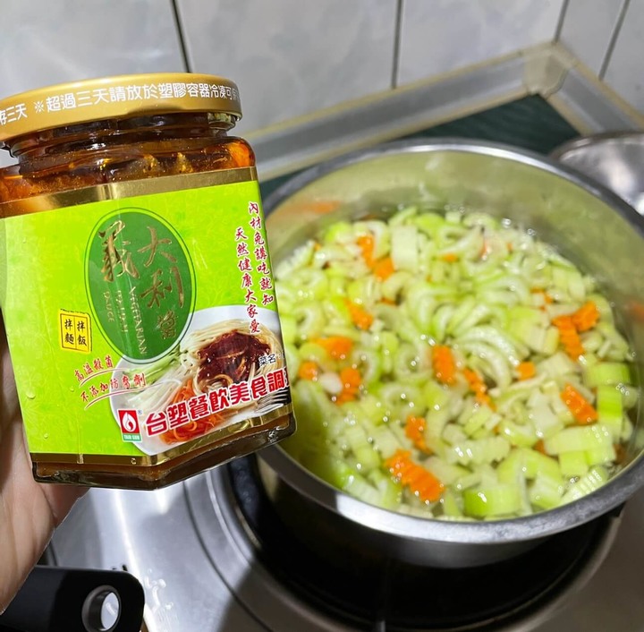 冰箱無存貨，只剩芹菜跟紅蘿蔔要怎麼煮菜?