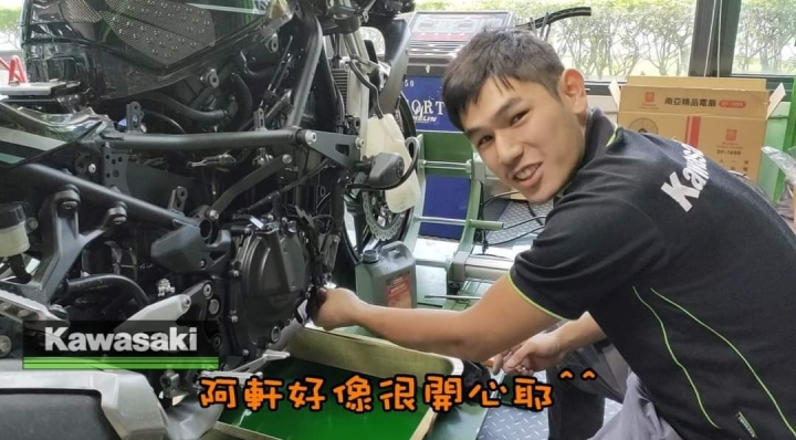 [ 蓉蓉日常 ] kawasaki Ninja 400 ❤塑鋼土可以補裂掉的水泵浦?倒個車搞這麼大條丫~