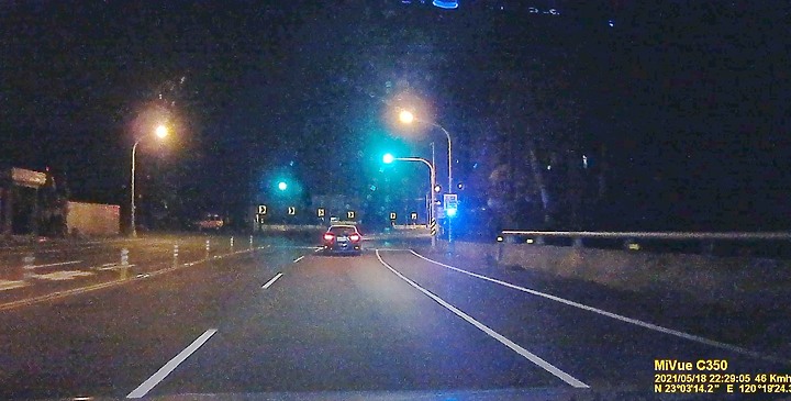 關於變換車道未打方向燈的問題
