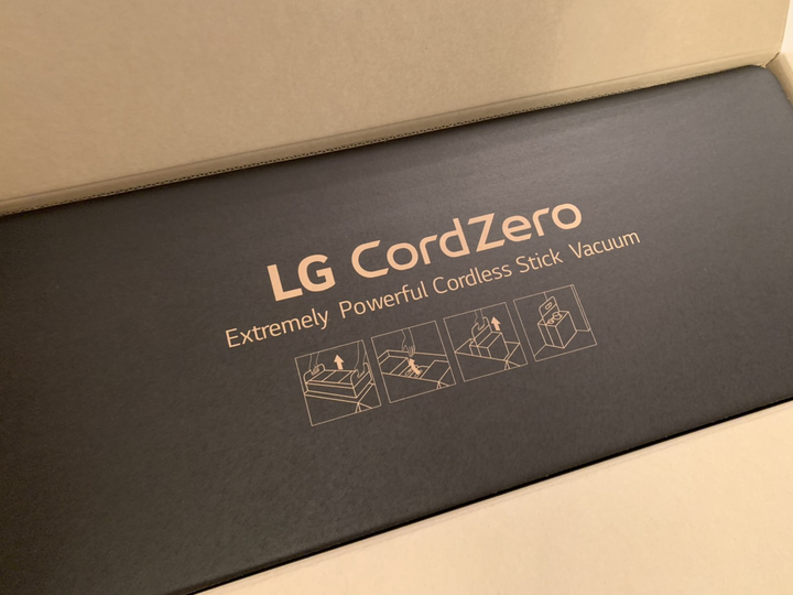 究竟「LG A9K 系列」有沒有辦法克服長毛臘腸與掉髮王的考驗,並讓潔癖媽媽打圈過關呢?