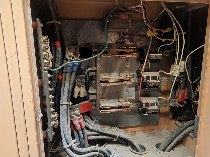 請問大樓公共區域電壓過高130v，正確處理方式?