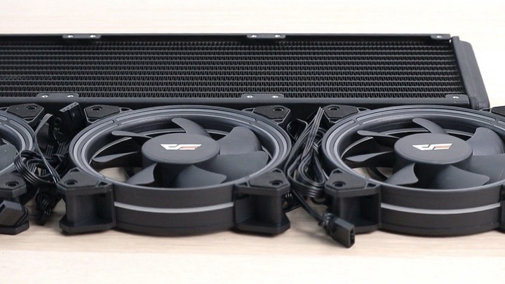 點我看大圖 價格客家,用料不差,高 C/P 值。darkFlash SYMPHONY TR360 A-RGB 一體式水冷
