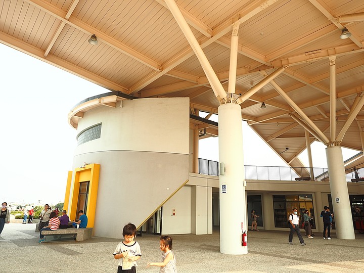 官田 西拉雅國家風景區管理處暨遊客中心 — 在草坡上奔跑的鹿群