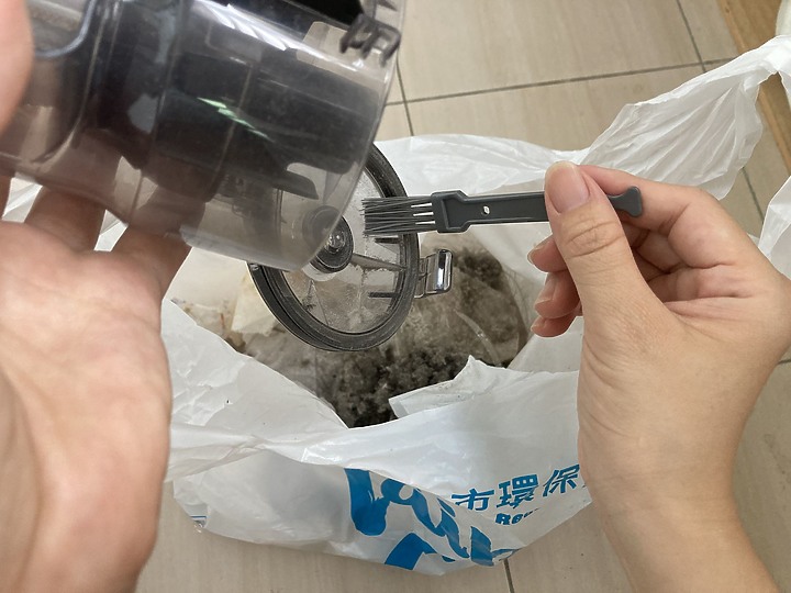 從有線進化到無線| 完美配重的Panasonic MC-BJ990無線吸塵器，還我一整天美麗心情