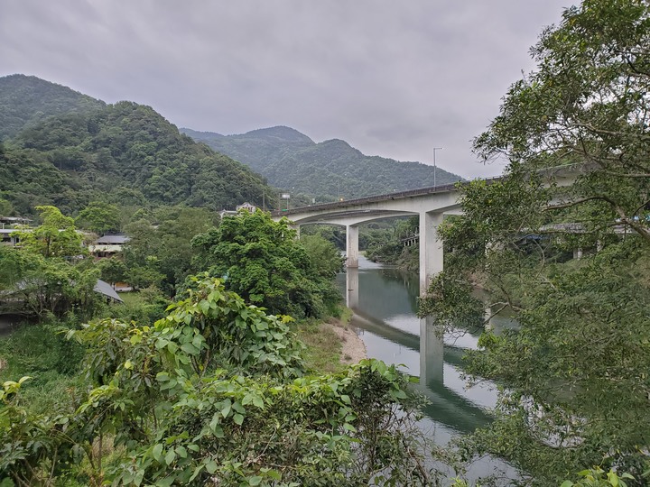 〔坪林健行〕北勢溪自行車步道 - 別再整天綠油油!! 出遊茶園搭配陽光來吧讓我帶你去拍喝茶廣告- 大家注意健康安全