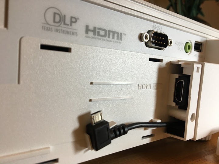 居家防疫小幫手 – 真4K低延遲投影機BenQ TK700STi開箱