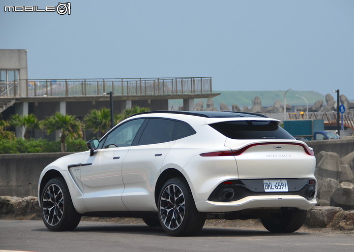 Aston Martin DBX 試駕｜不向休旅框架妥協的品味座駕！