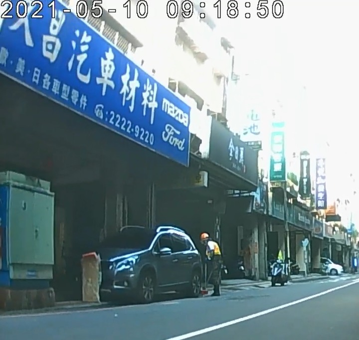 請問這台中和鐵灰標誌2008前後車牌的兩塊紙板能否撿走使用？