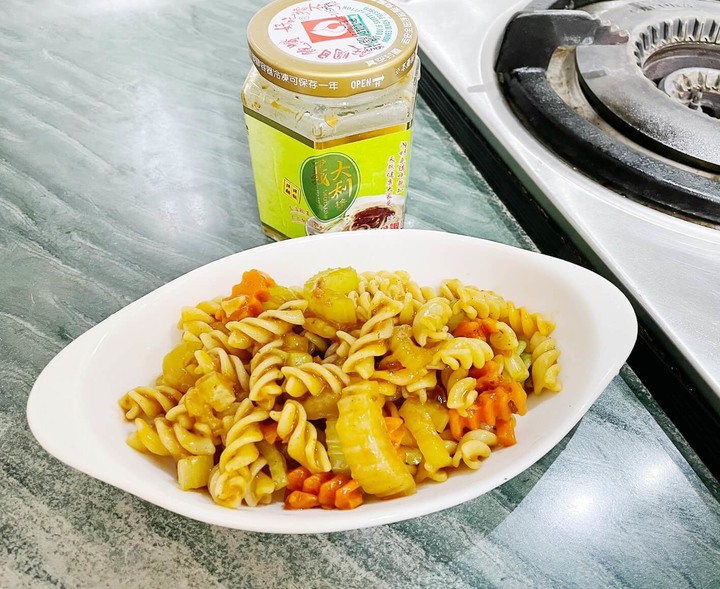 冰箱無存貨，只剩芹菜跟紅蘿蔔要怎麼煮菜?
