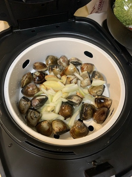 分享居家料理~特福萬用鍋自製蛤蜊精+蛤蜊炊飯
