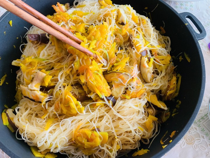 WOKY 恰恰鍋 ：蘆玉雙椒,金瓜米粉炒,茴香煎餅,烹調出洄鄉的恰香美味