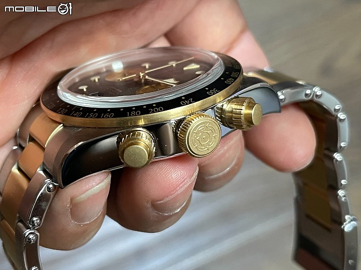 點我看大圖 TUDOR BLACK BAY CHRONO S&G 黑與白之外的金熊貓