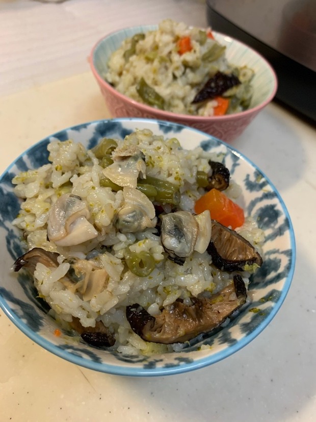 分享居家料理~特福萬用鍋自製蛤蜊精+蛤蜊炊飯