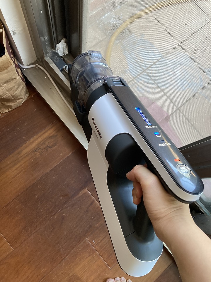 從有線進化到無線| 完美配重的Panasonic MC-BJ990無線吸塵器，還我一整天美麗心情