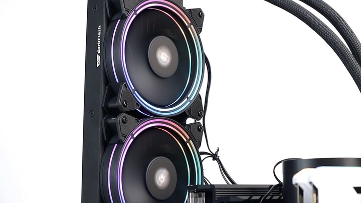 點我看大圖 價格客家,用料不差,高 C/P 值。darkFlash SYMPHONY TR360 A-RGB 一體式水冷