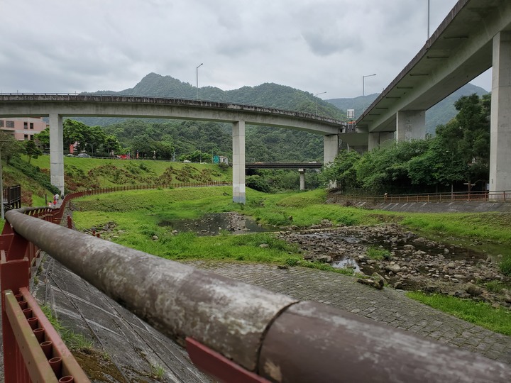 〔坪林健行〕北勢溪自行車步道 - 別再整天綠油油!! 出遊茶園搭配陽光來吧讓我帶你去拍喝茶廣告- 大家注意健康安全