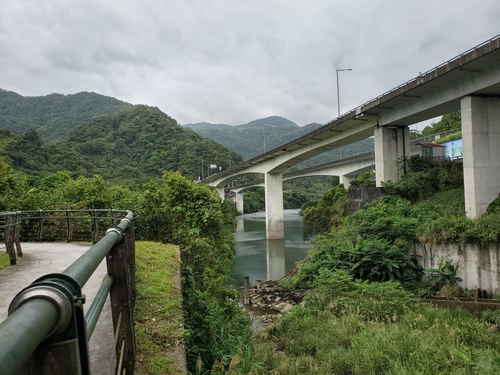 〔坪林健行〕北勢溪自行車步道 - 別再整天綠油油!! 出遊茶園搭配陽光來吧讓我帶你去拍喝茶廣告- 大家注意健康安全