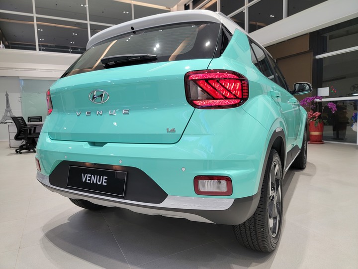 點我看大圖 Hyundai Venue「堤芬妮 · 藍」「珍妮佛 · 黃」 靜態賞車