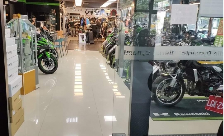 [ 蓉蓉日常 ] kawasaki Ninja 400 ❤塑鋼土可以補裂掉的水泵浦?倒個車搞這麼大條丫~