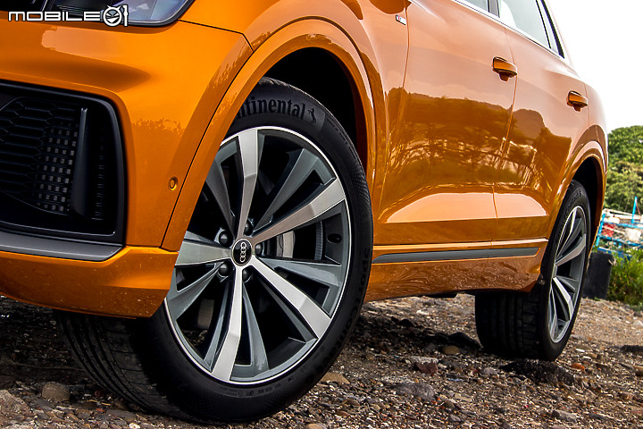 Audi Q8 55 TFSI quattro S line 試駕|霸氣懾人的旗艦休旅!