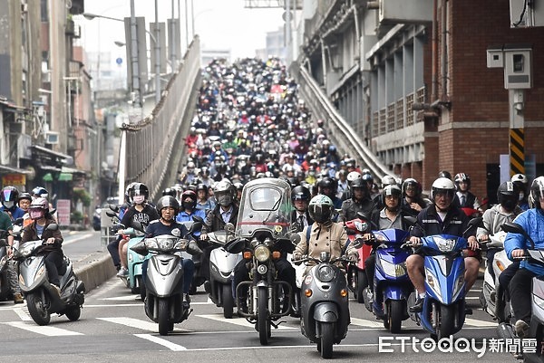 關於變換車道未打方向燈的問題