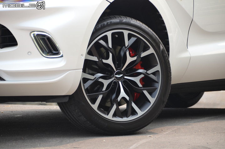 Aston Martin DBX 試駕|不向休旅框架妥協的品味座駕!