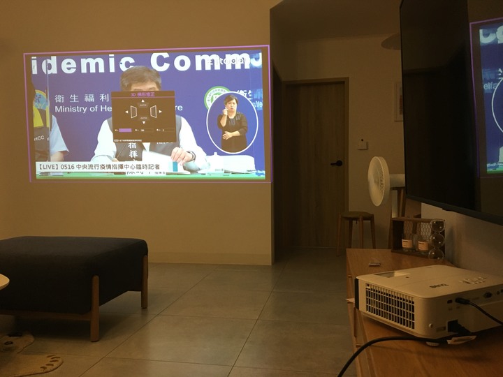 居家防疫小幫手 – 真4K低延遲投影機BenQ TK700STi開箱