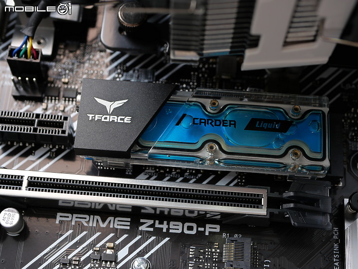 點我看大圖 水晶般透水冷散熱模組 T-FORCE CARDEA Liquid M.2 開箱