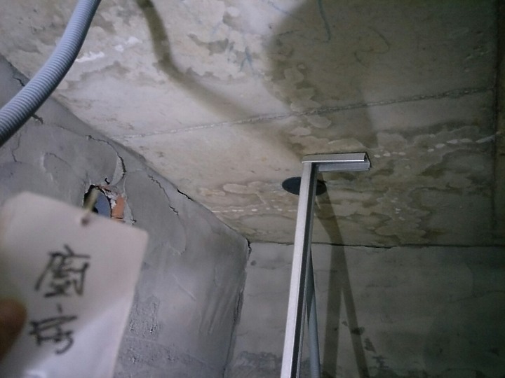 『防水泥做疑問』圖片這天花板算是漏水的水痕嗎?