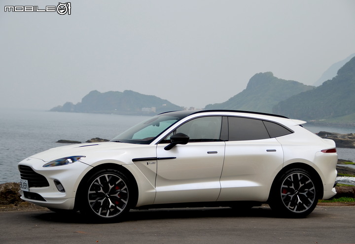 Aston Martin DBX 試駕|不向休旅框架妥協的品味座駕!